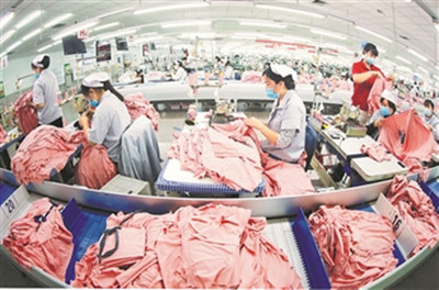 紡企訂單紛至沓來(lái)，工人生產(chǎn)熱潮涌動(dòng)，服裝產(chǎn)業(yè)迎來(lái)復(fù)蘇春風(fēng)